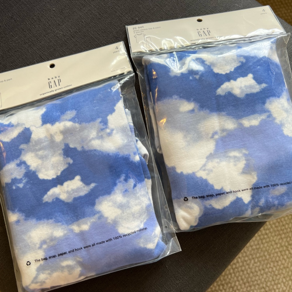 New in package size 4 Organic GAP cloud pajamas unisex.